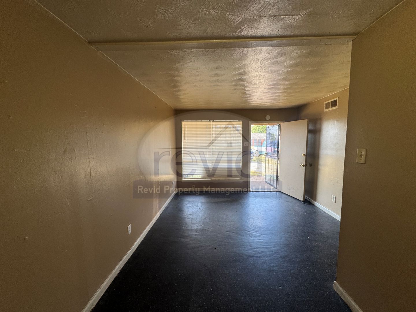 Memphis Apartment: 2436 Charjean