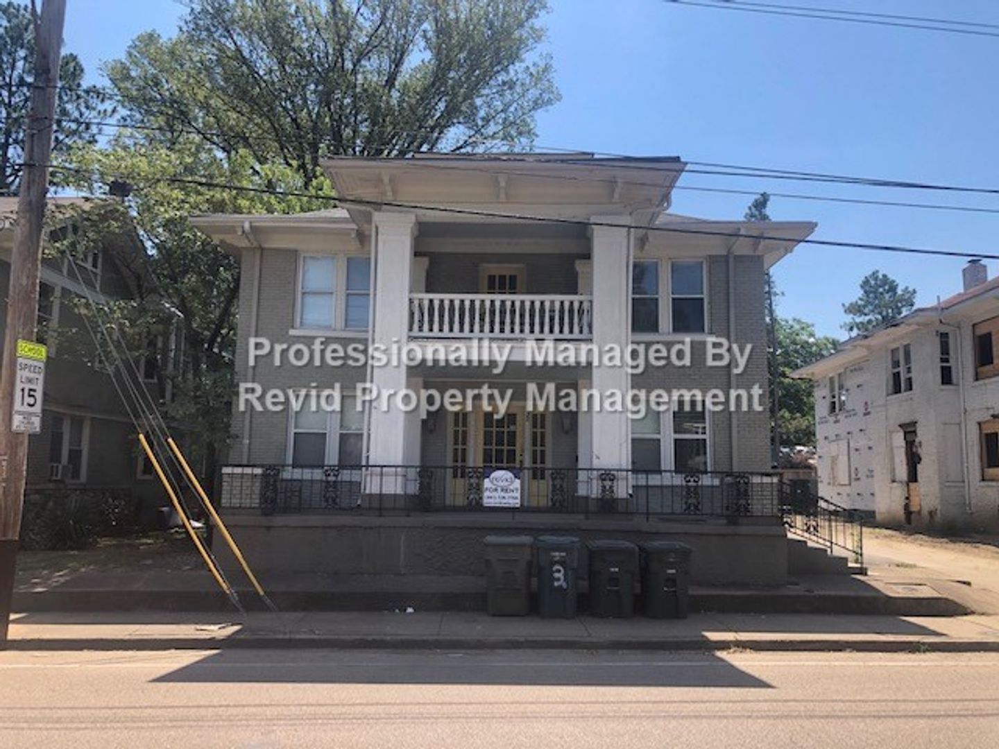 Memphis Apartment: 32 N McLean