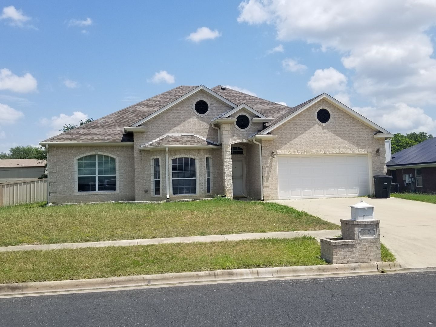 KILLEEN House: 215 TURTLE CREEK DR