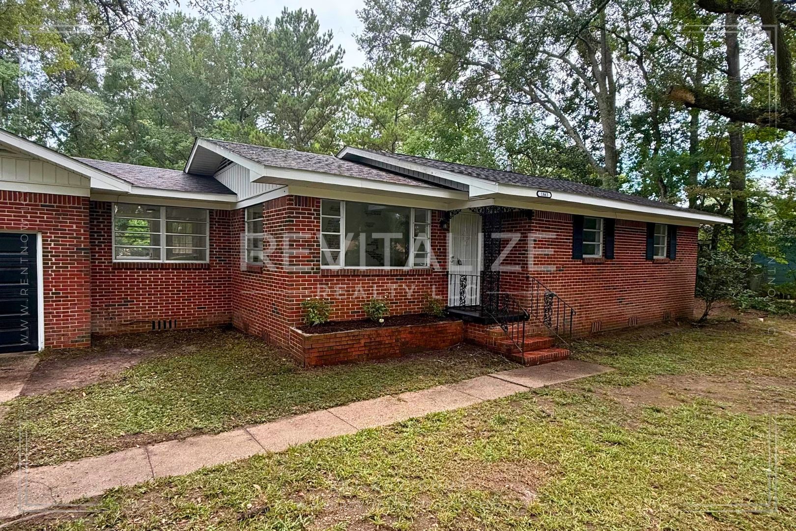 Mobile House: 1863 Lewis Ave