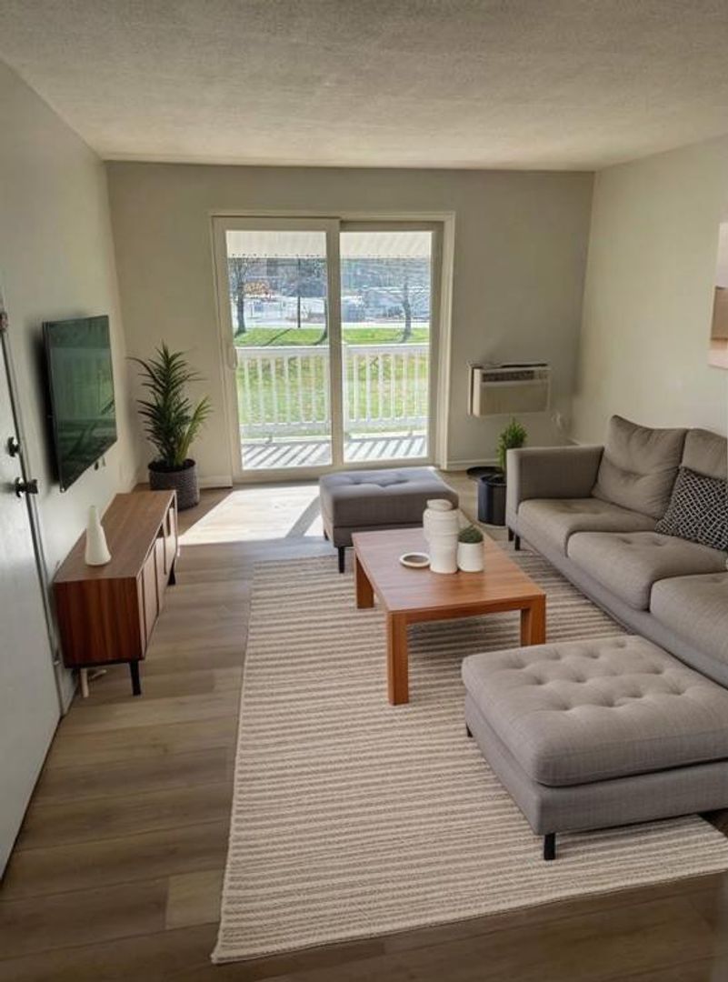Salem Apartment: 205 Main St.