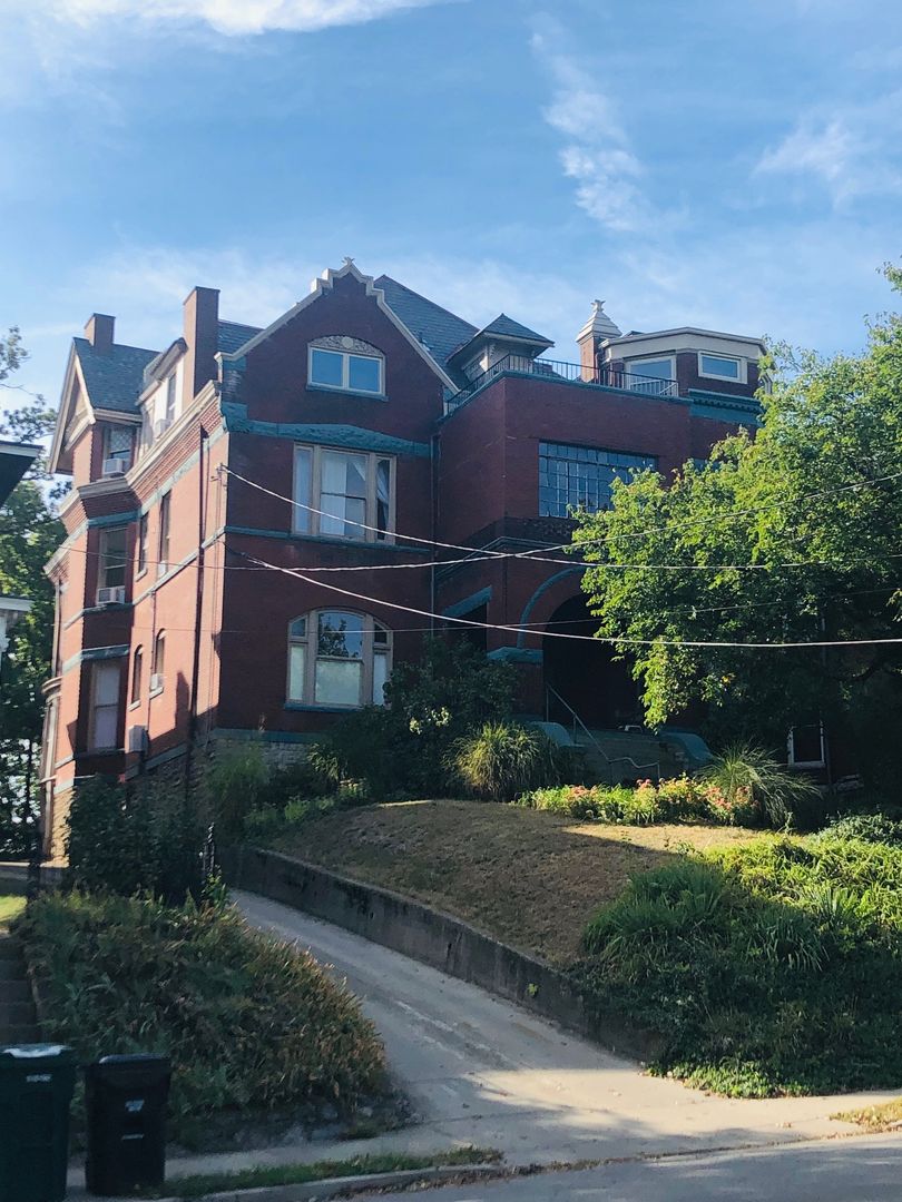 Cincinnati Apartment: 2229 Park Ave.