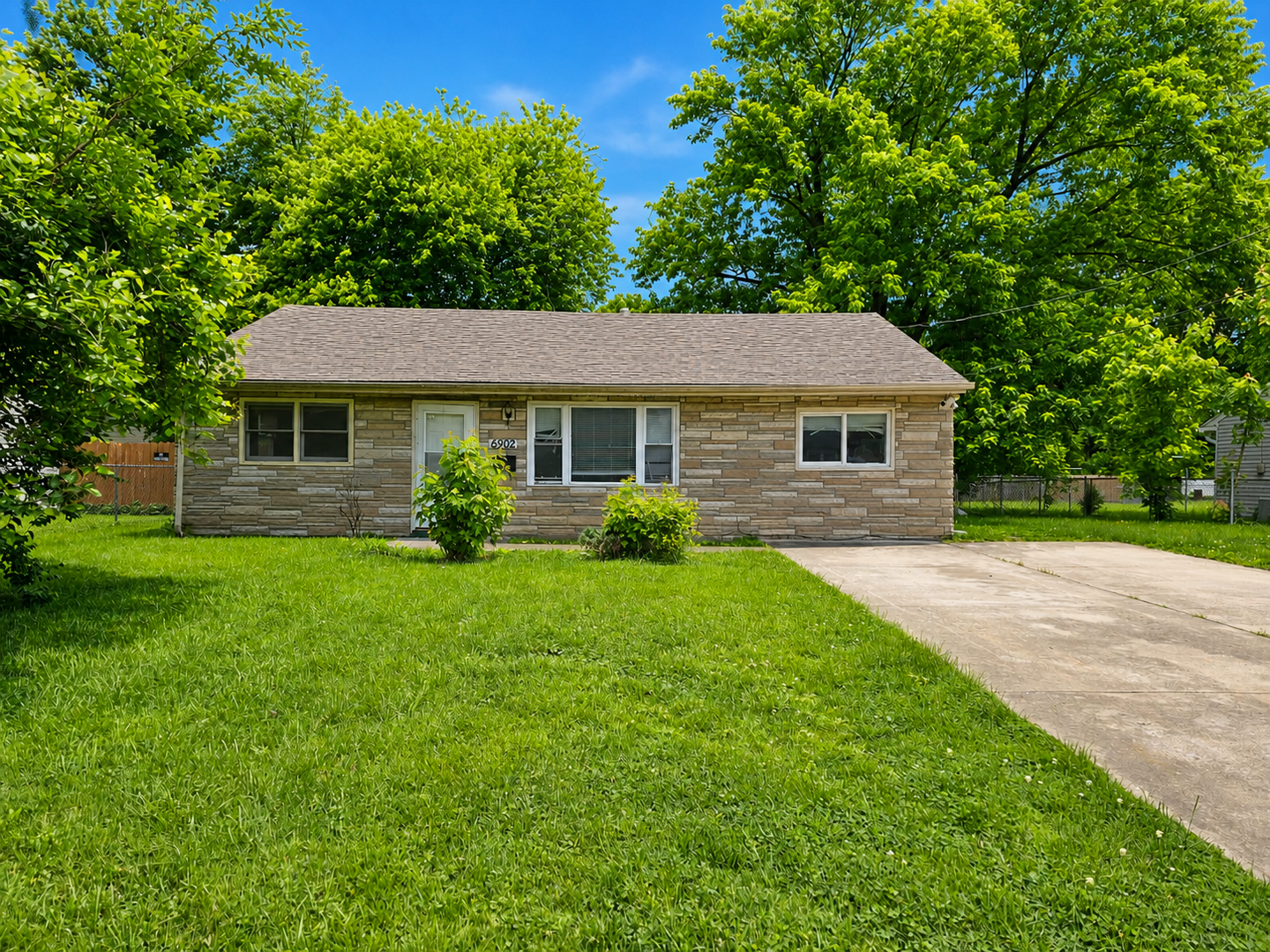 Louisville House: 6902 Betsy Ross Dr
