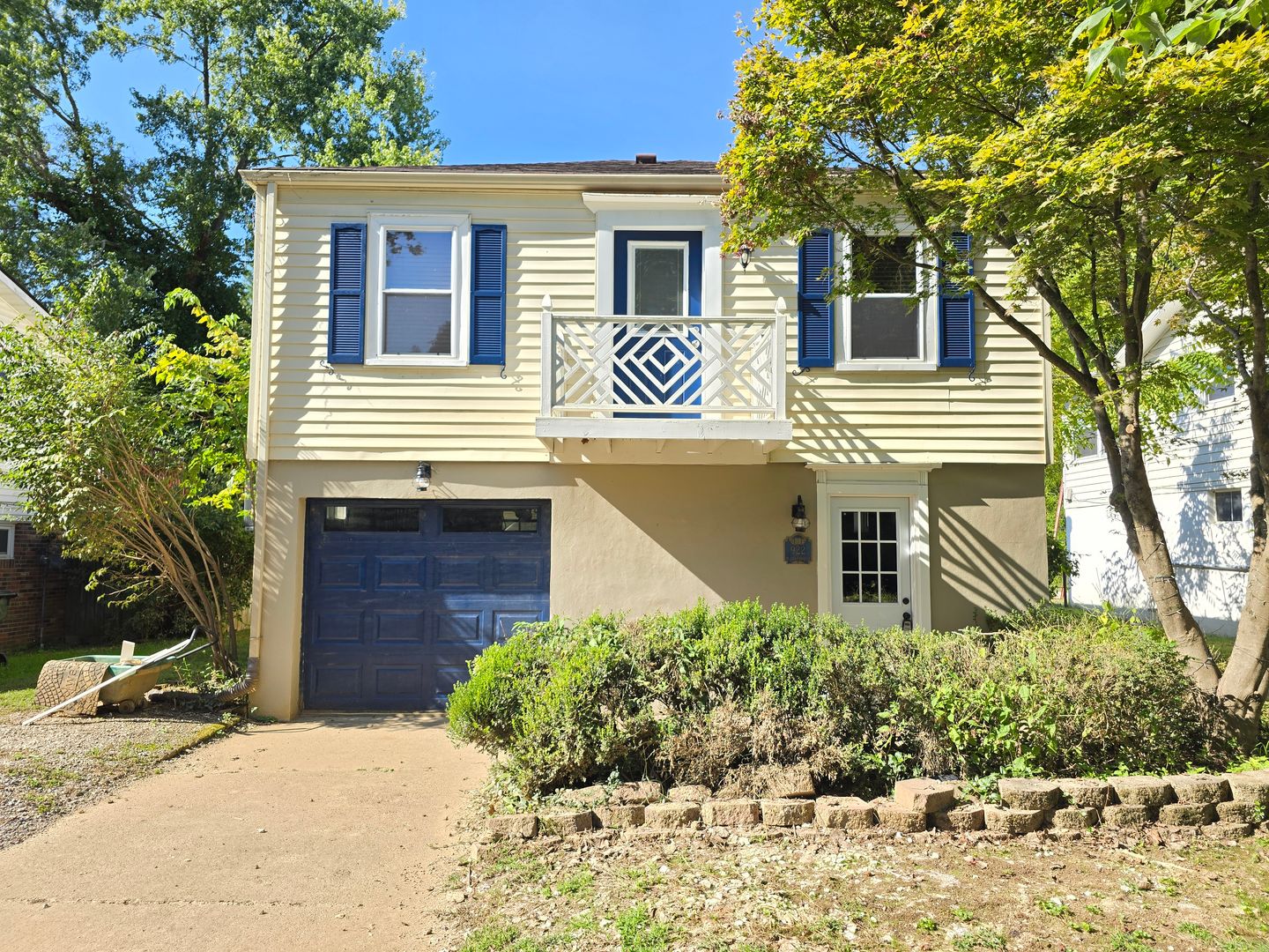 Louisville House: 922 Blankenbaker Ln