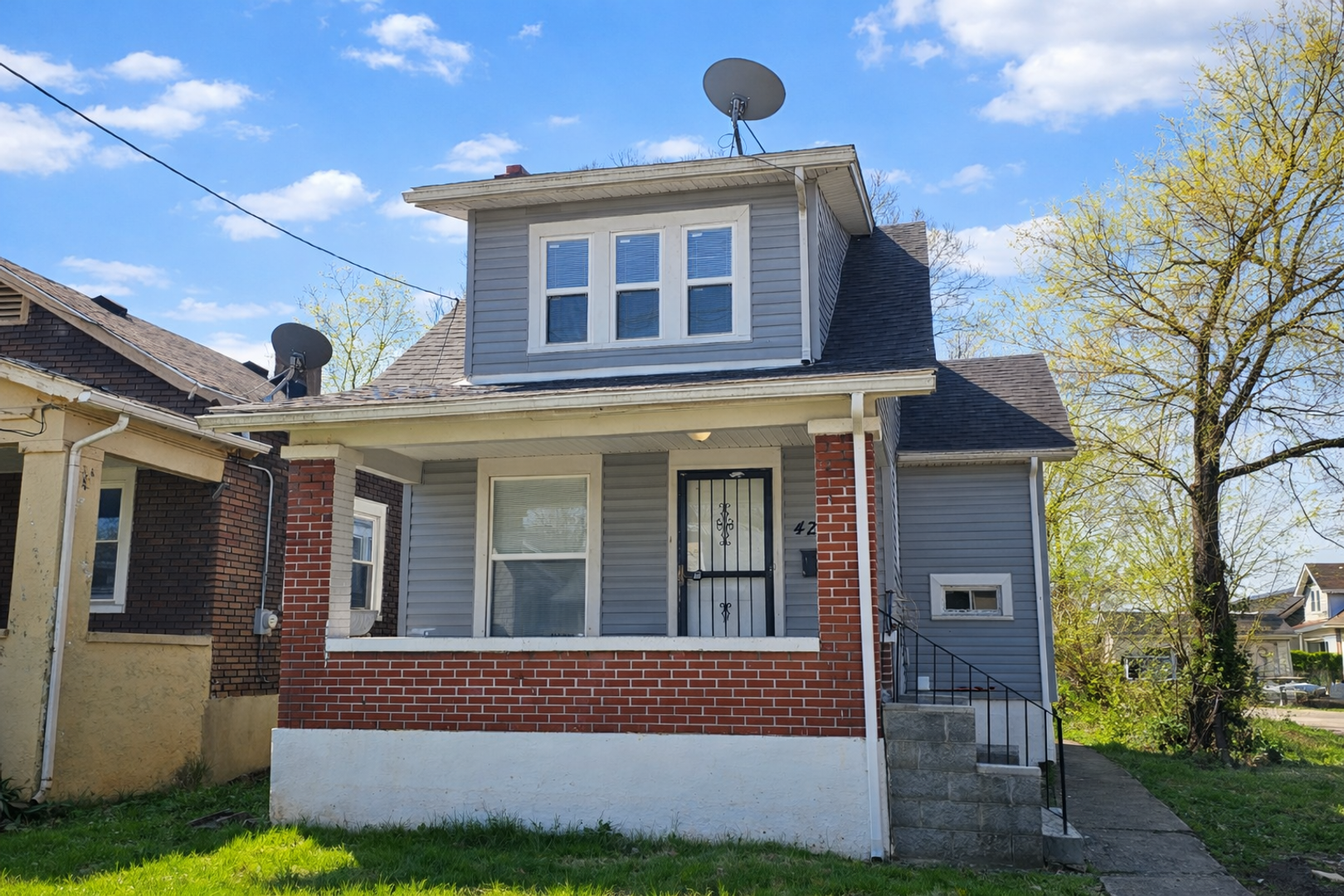 Louisville House: 4206 W Market