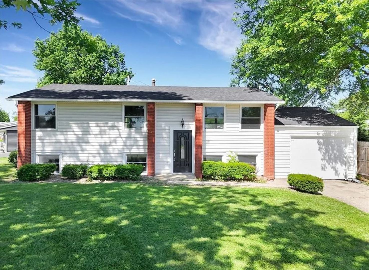 Clarksville House: 1310 Longfellow Dr