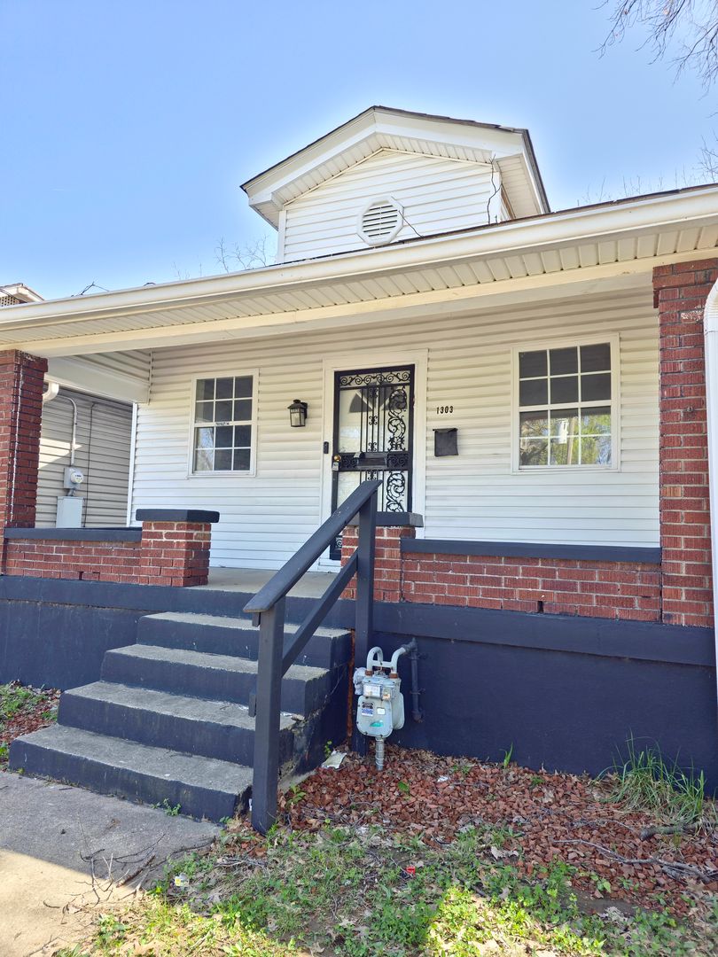 Louisville House: 1303 South 26th St