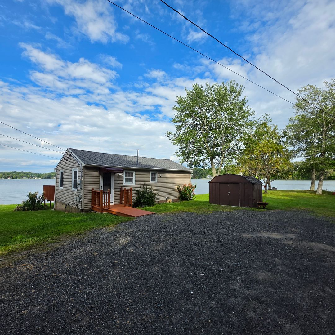 Middlefield House: 112 Mattabeseck Rd