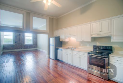 Studio Apartment, Wood Floors, Giant Windows – photo 1