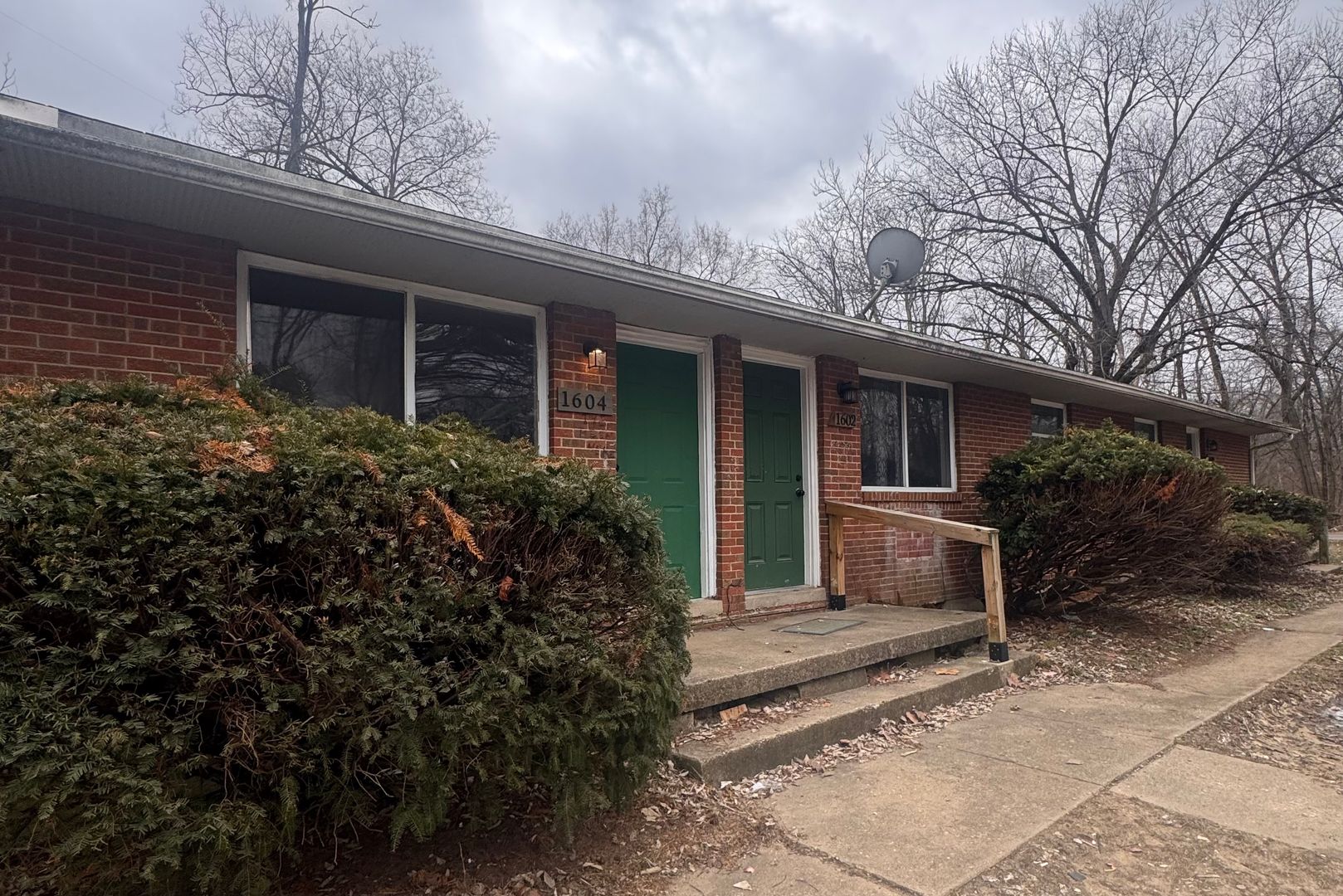 Dayton Apartment: 1600-1604 Dewitt Drive