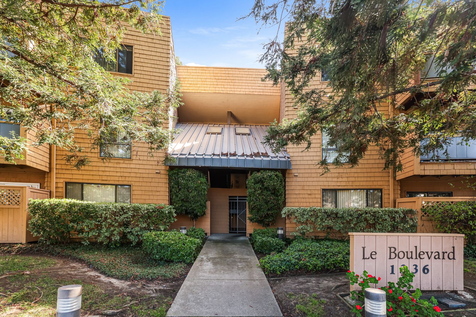 Walnut Creek Apartment: 1336 Boulevard Way