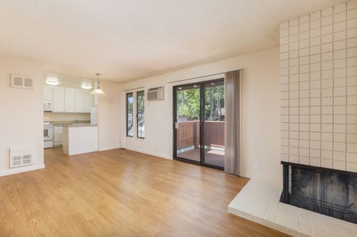 1BR + DEN, WASHER AND DRYER IN UNIT, POOL, Walk to Everything!