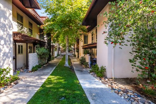 Spacious 2 Bedroom 1 1/2 Bath Townhouse Close to Downtown! – photo 1