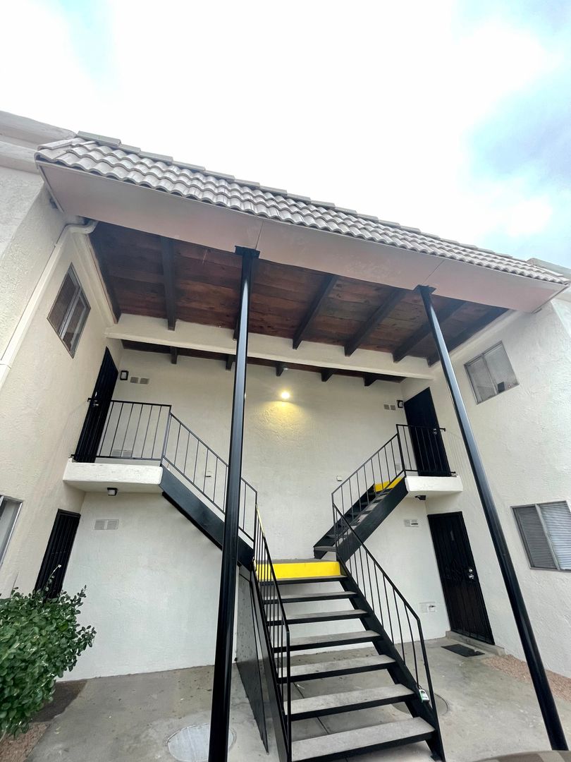 Albuquerque Apartment: 1000 Madeira Dr SE