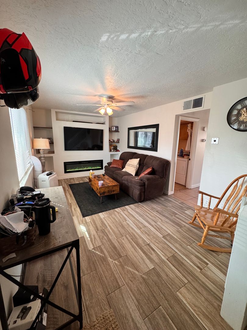 Albuquerque House: 641 Camino Floretta NW
