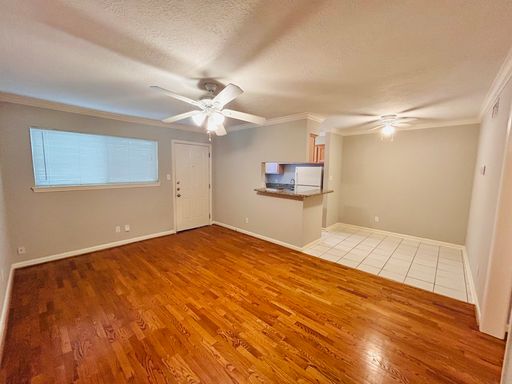 Large One Bedroom in a Sixplex in Montrose – photo 1
