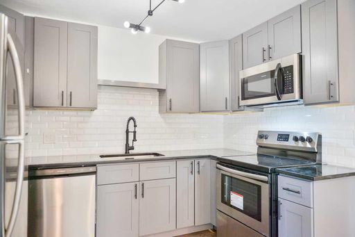Beautiful Two Bedroom Available in Montrose! – photo 1