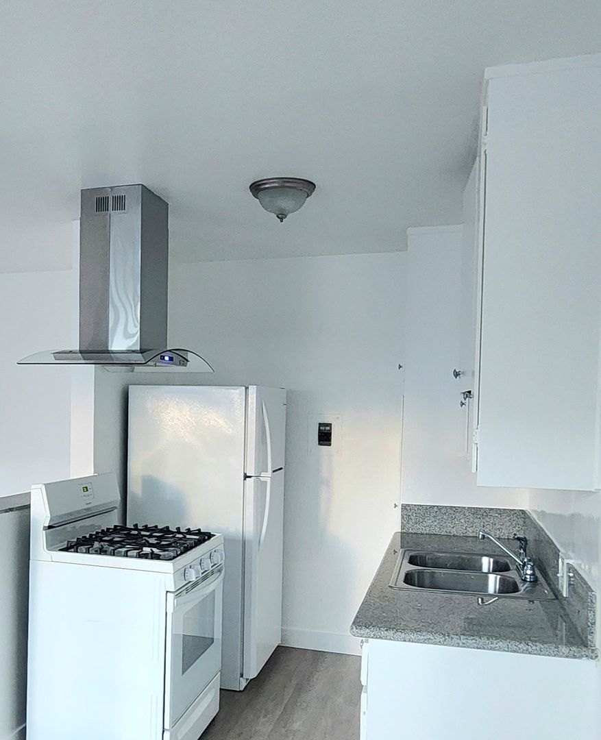 Los Angeles Apartment: 3458 Centinela Avenue