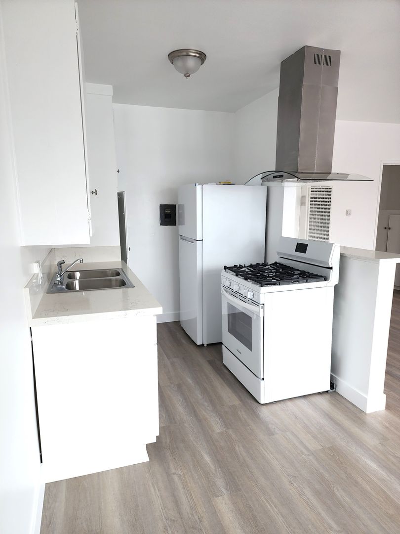 Los Angeles Apartment: 3458 Centinela Avenue