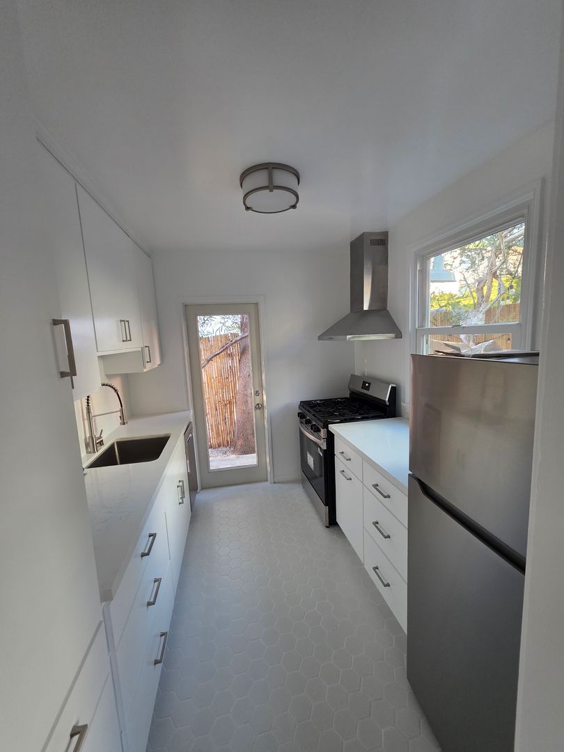 Los Angeles Apartment: 3458 Centinela Avenue