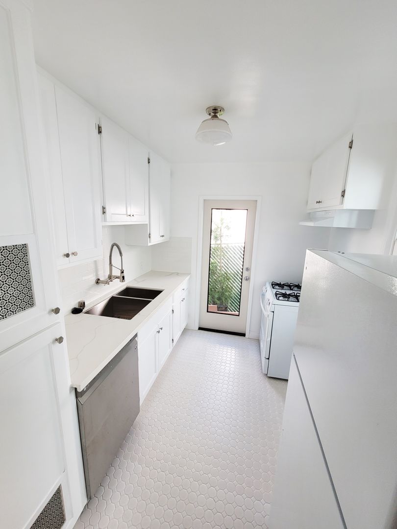 Los Angeles Apartment: 3458 Centinela Avenue