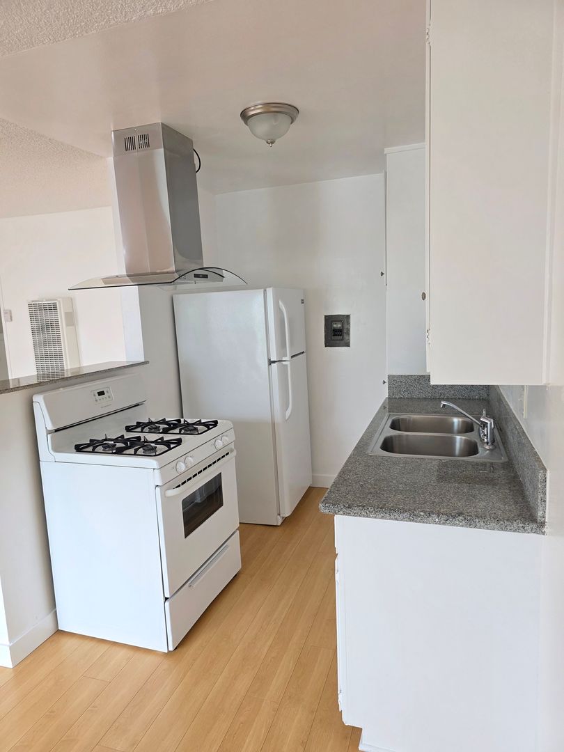 Los Angeles Apartment: 3458 Centinela Avenue