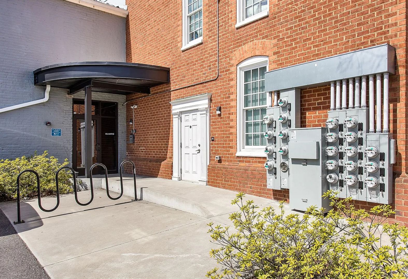 Richmond Apartment: 6 S Harvie St