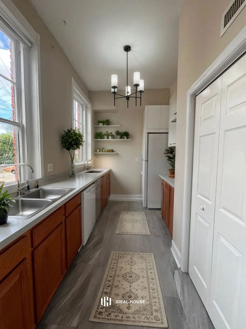 Richmond Apartment: 228 W Broad Street