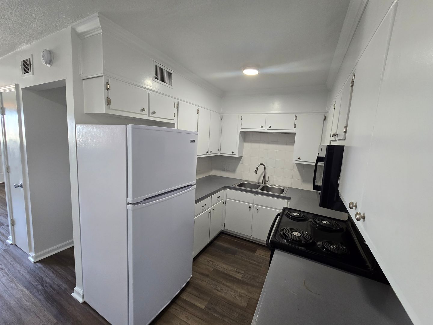 Newly Remodeled 2 Bed/1.5 Bath Townhouse in Newport