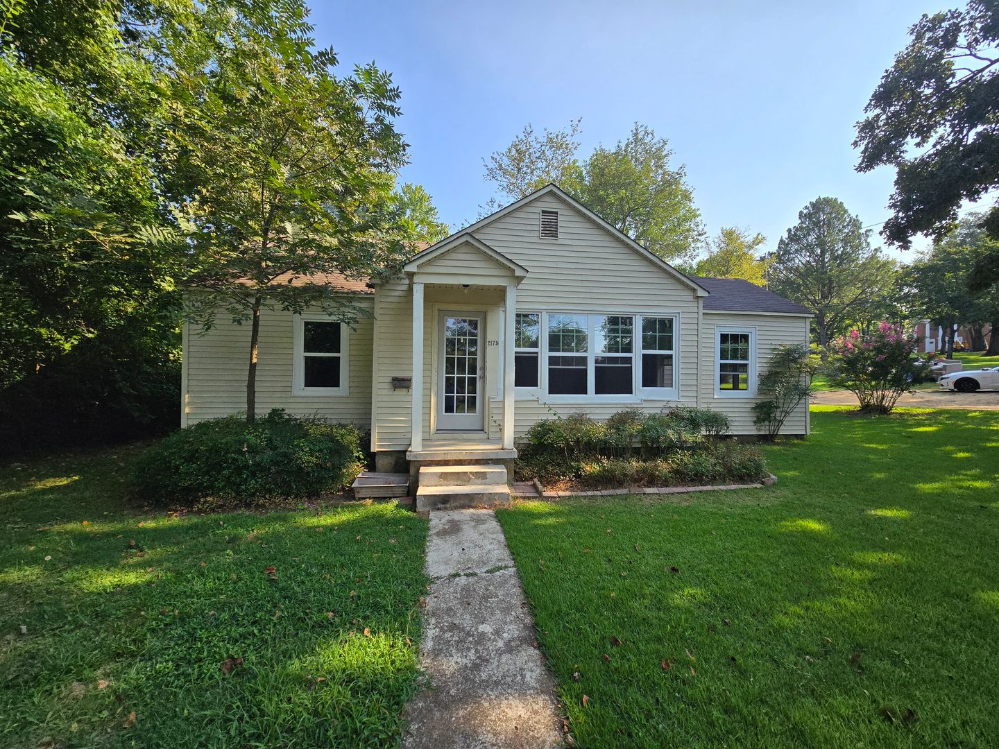 Batesville House: 2175 East College Avenue