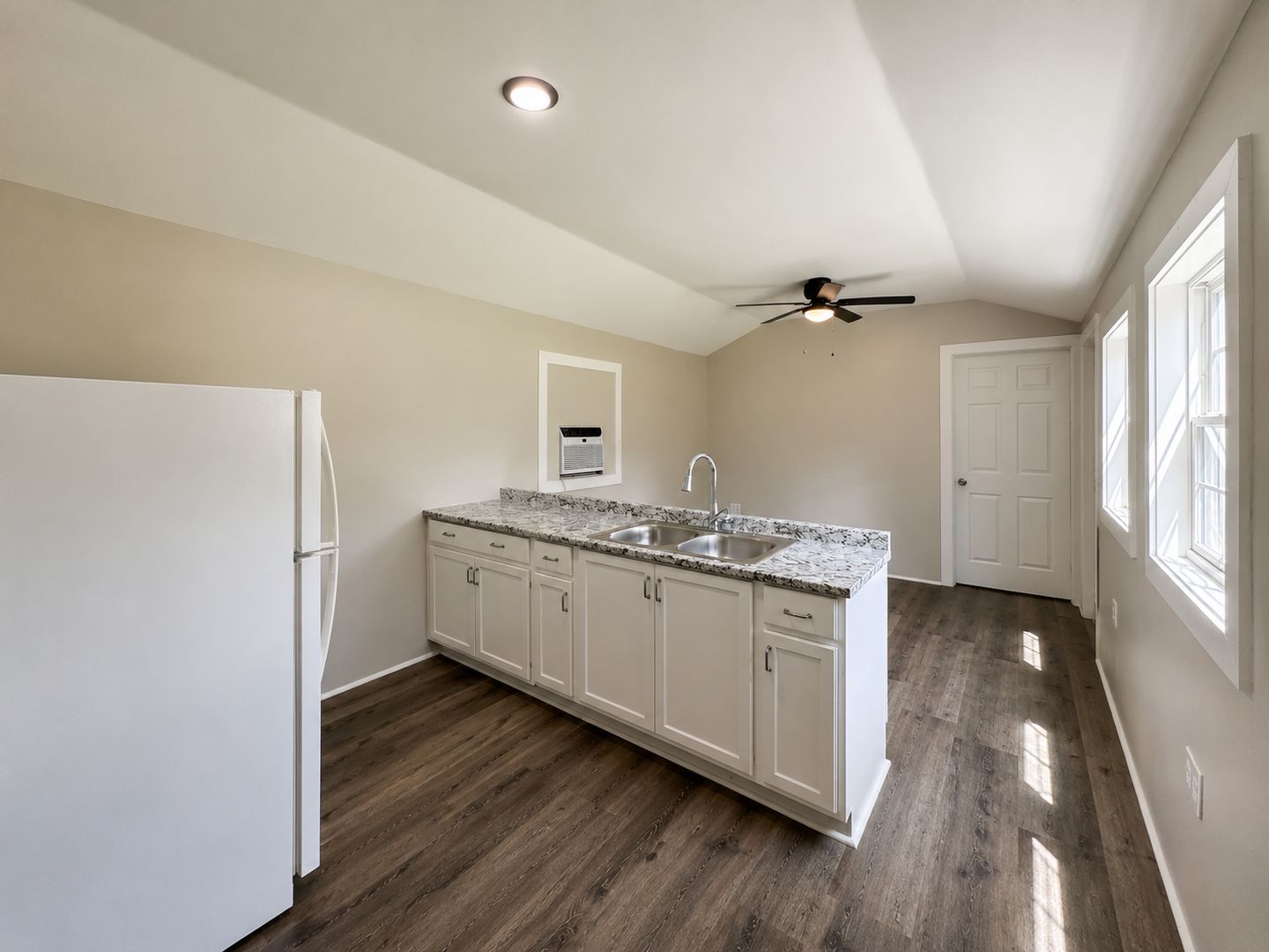 Newark House: 686 W 4th St
