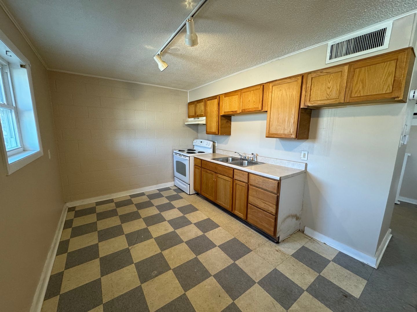 Newport Apartment: 410 McLain Street - Apt #9