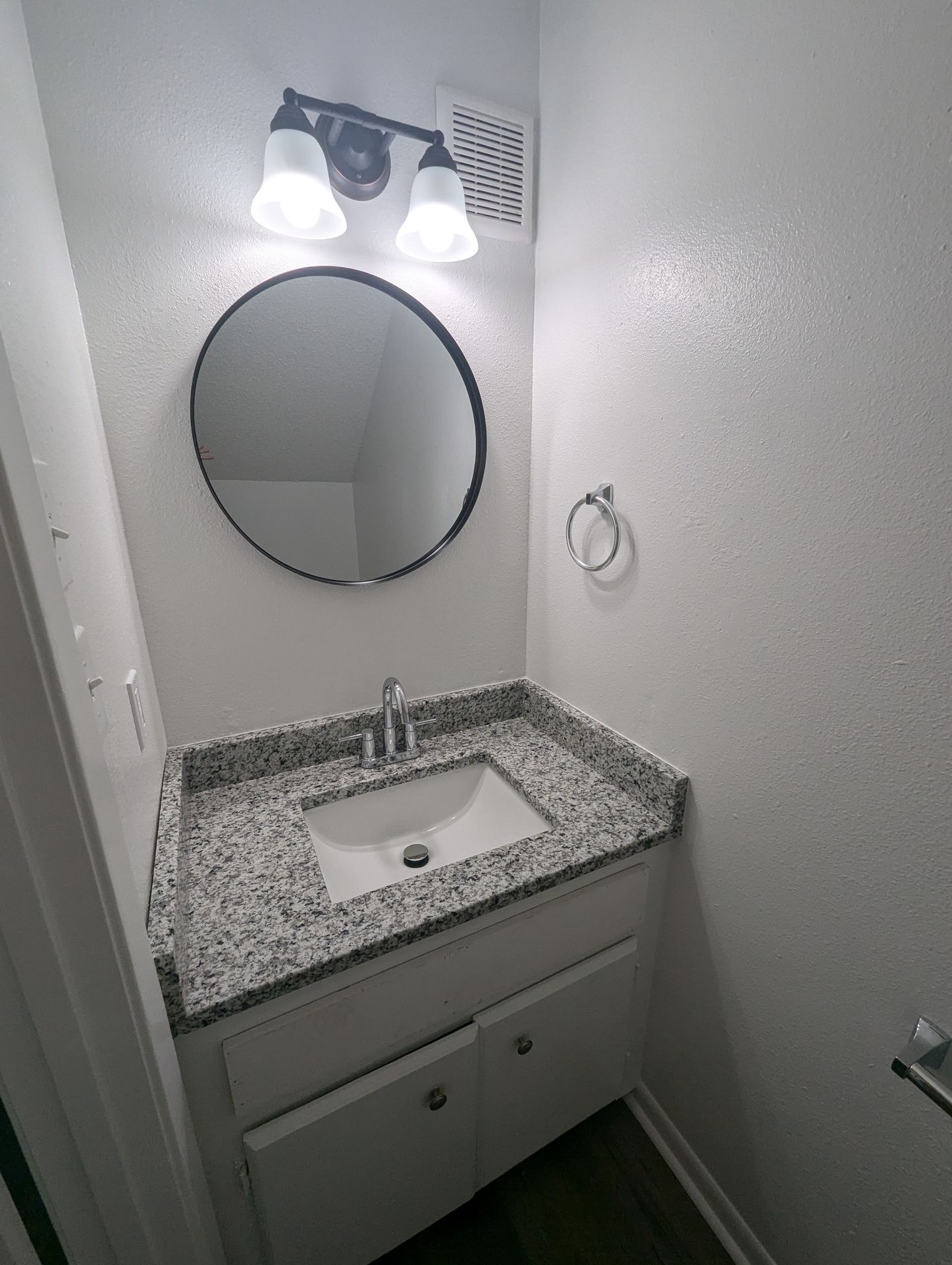 Newly Remodeled 2/1.5 Townhouse in Newport! 8 of 12
