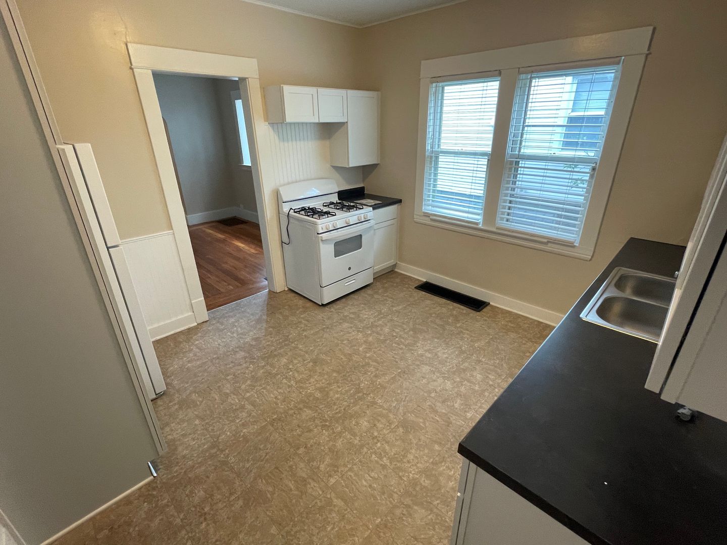 Grand Rapids Apartment: 1041 Davis Avenue NW