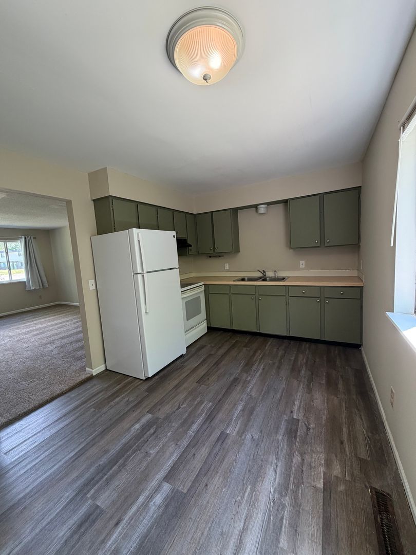 Allendale Apartment: 6438-6692 Martinie Dr