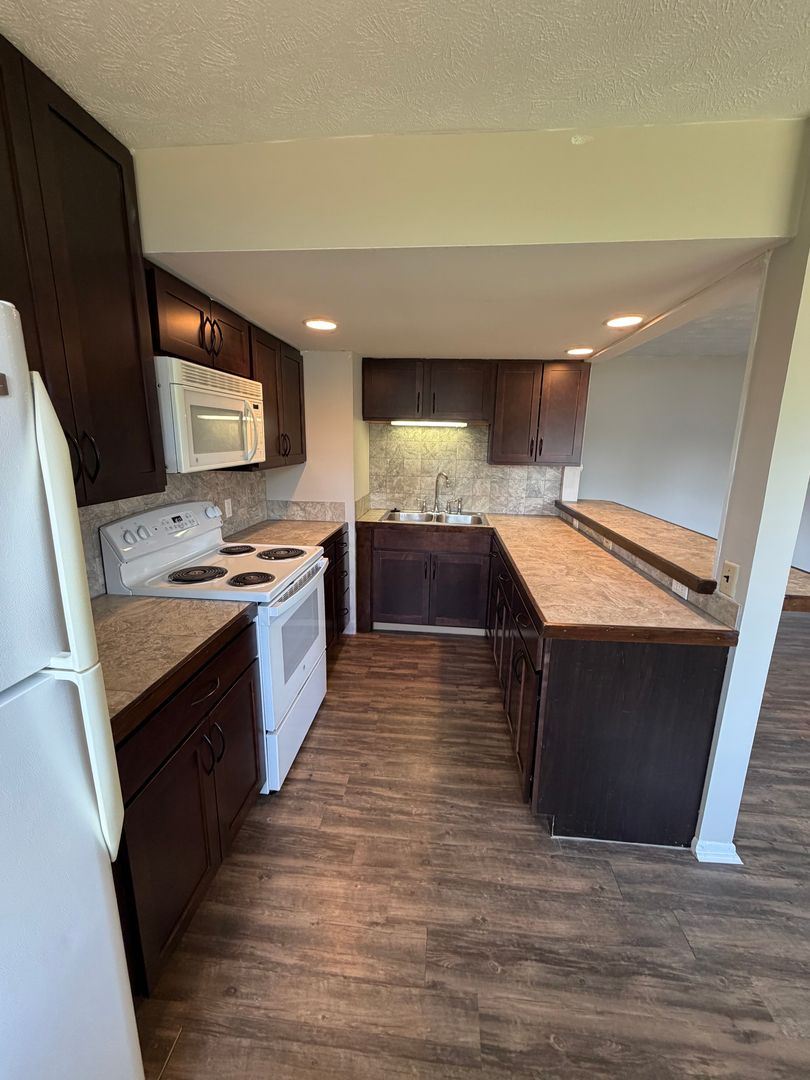 Allendale Apartment: 6438-6692 Martinie Dr
