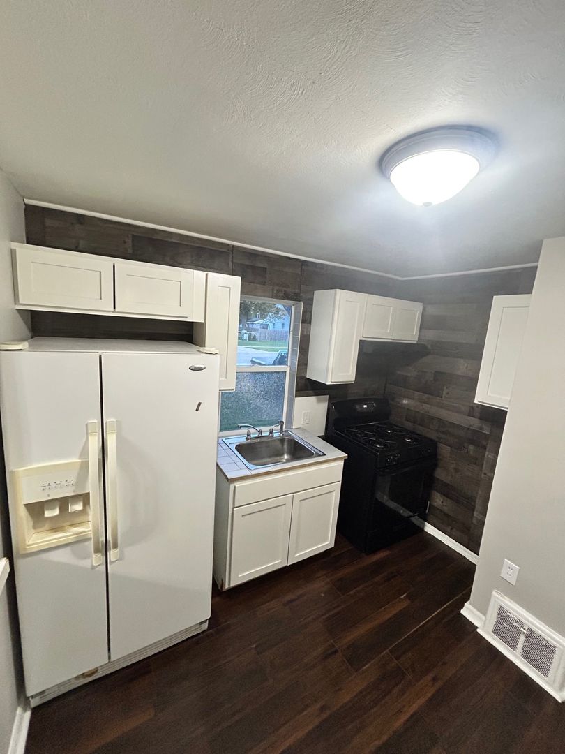 Wyoming Apartment: 1270 Joosten St