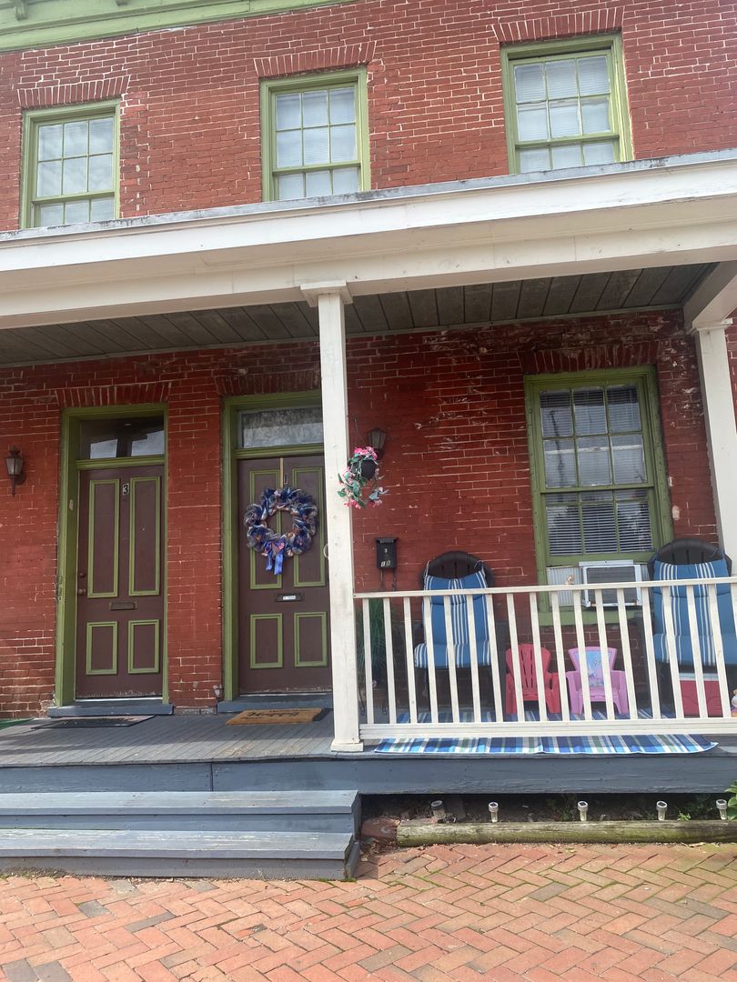 Richmond Apartment: 1 East Leigh Street