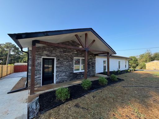 Beautifully Remodeled 5/2 Brick House in East Rome- $1,995 – photo 1