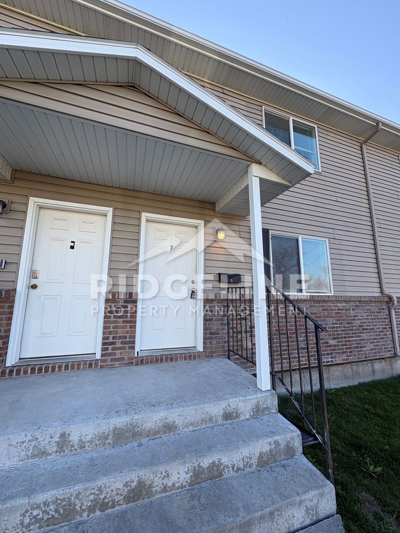 Shelley Apartment: 345 S Byron Ave