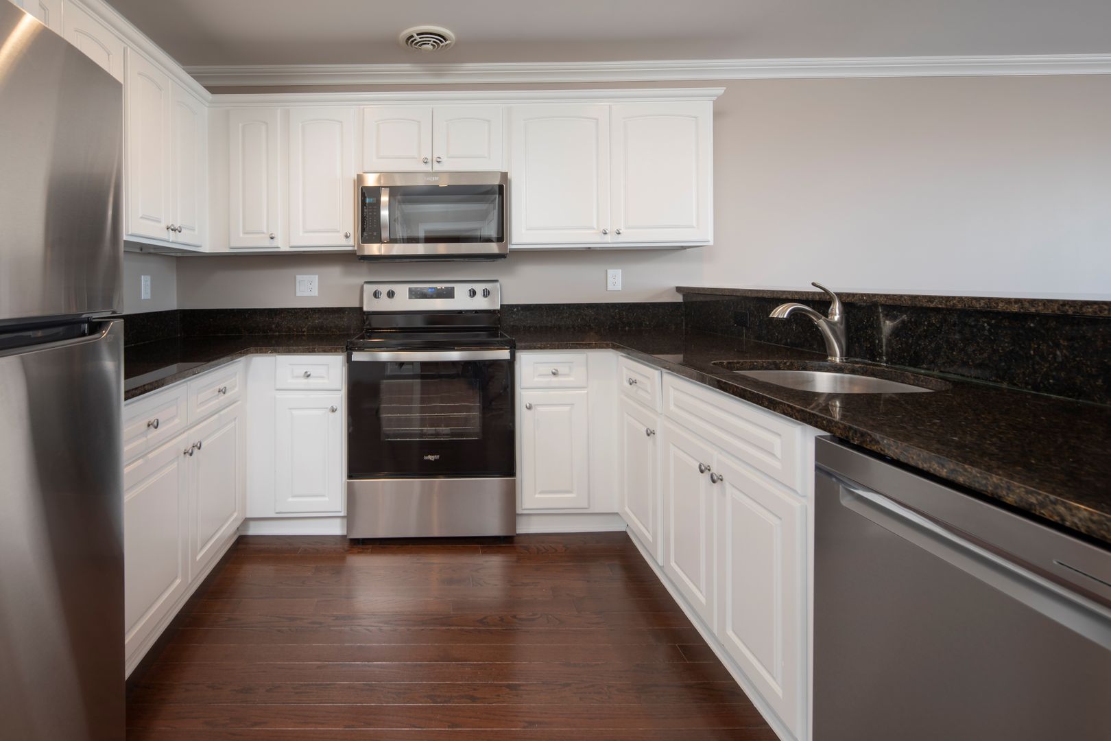 Bergenfield Apartment: 47 Legion Drive