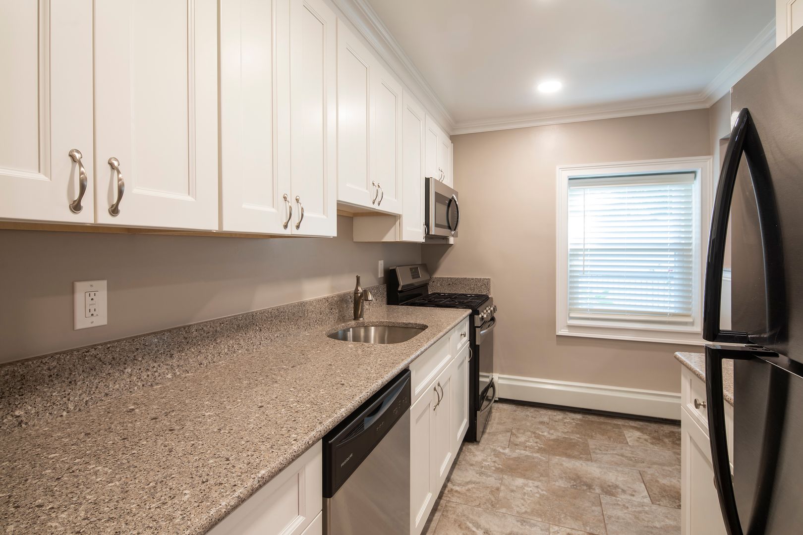 Bergenfield Apartment: 16 Hickory Avenue