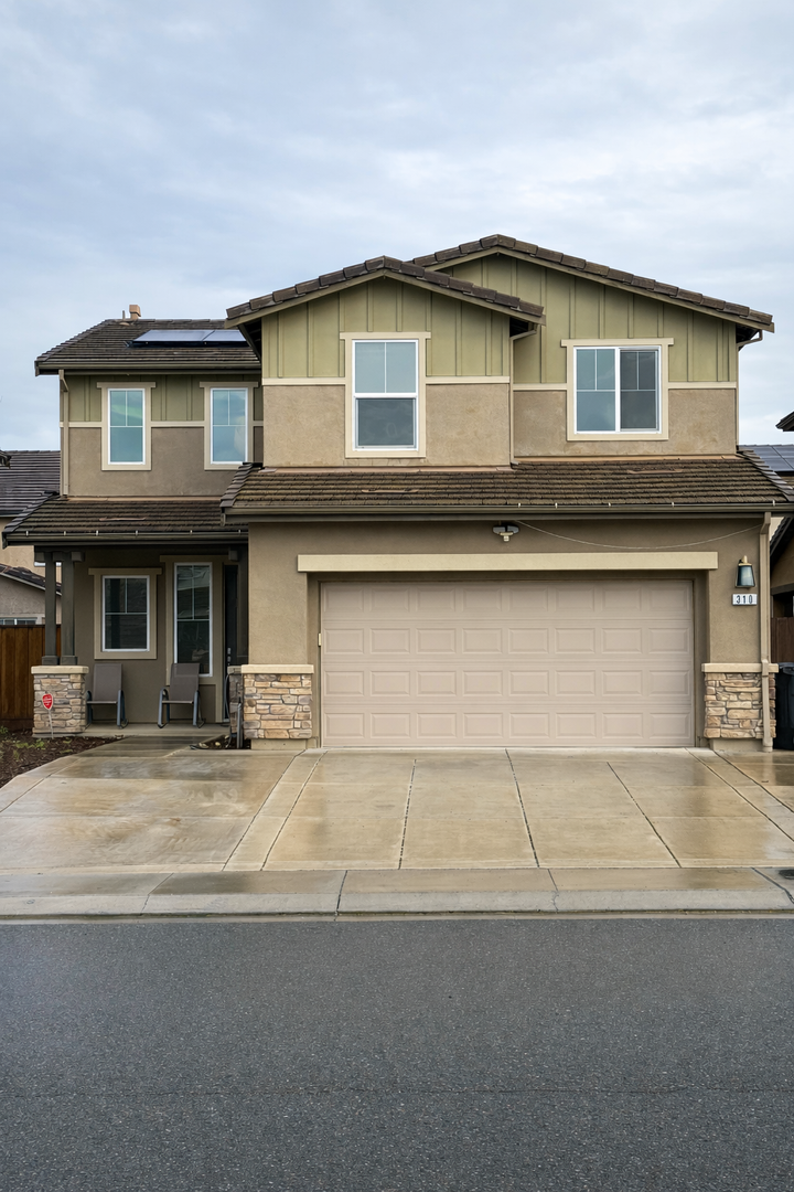 Oakley House: 310 Bluestone Dr