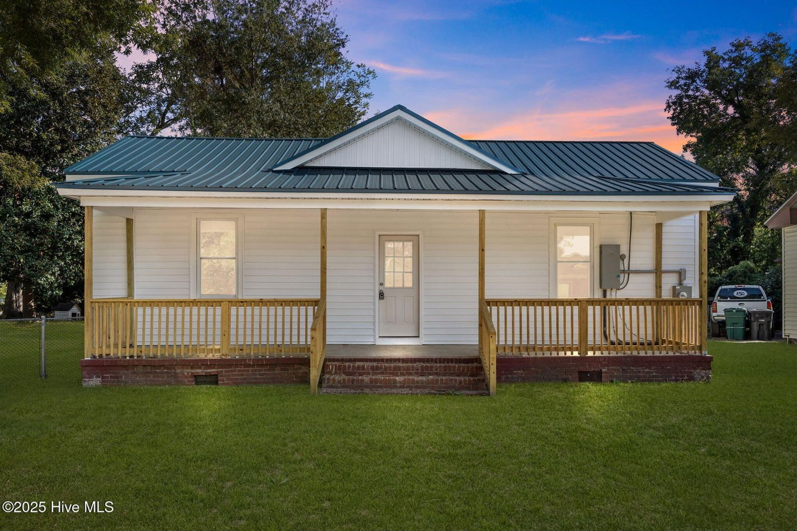 Tarboro House: 505 W Walnut St