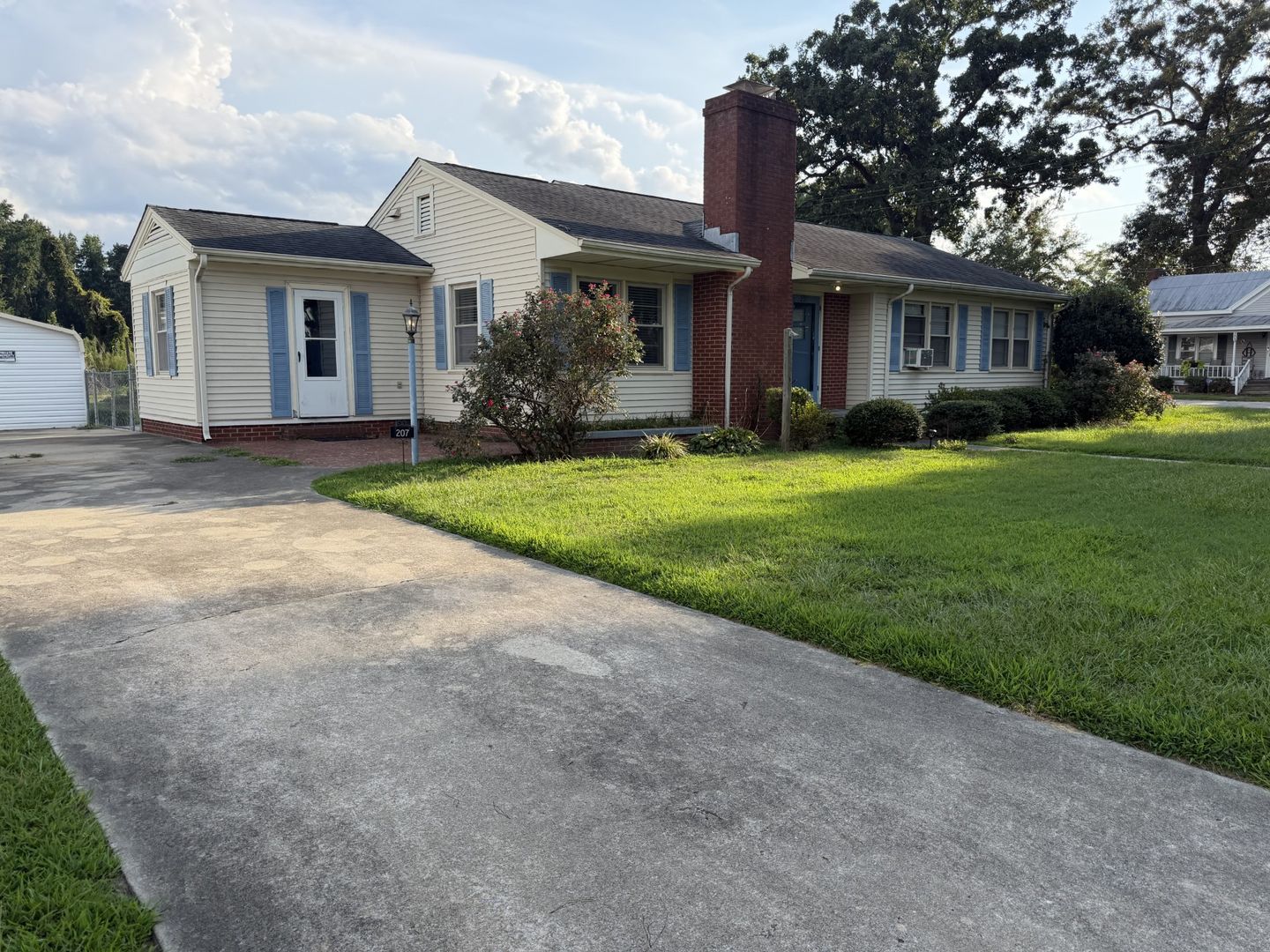 Walstonburg House: 207 W Church St