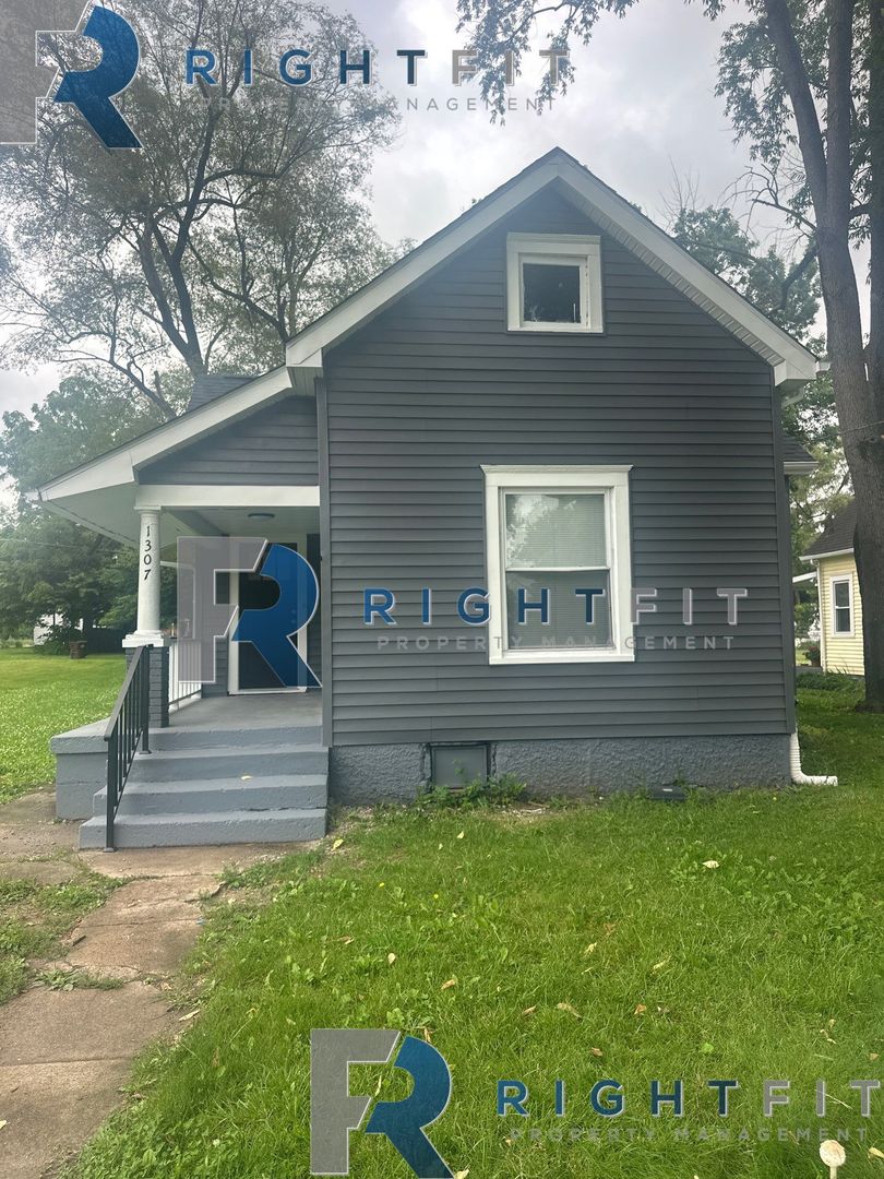 Middletown House: 1307 Young St