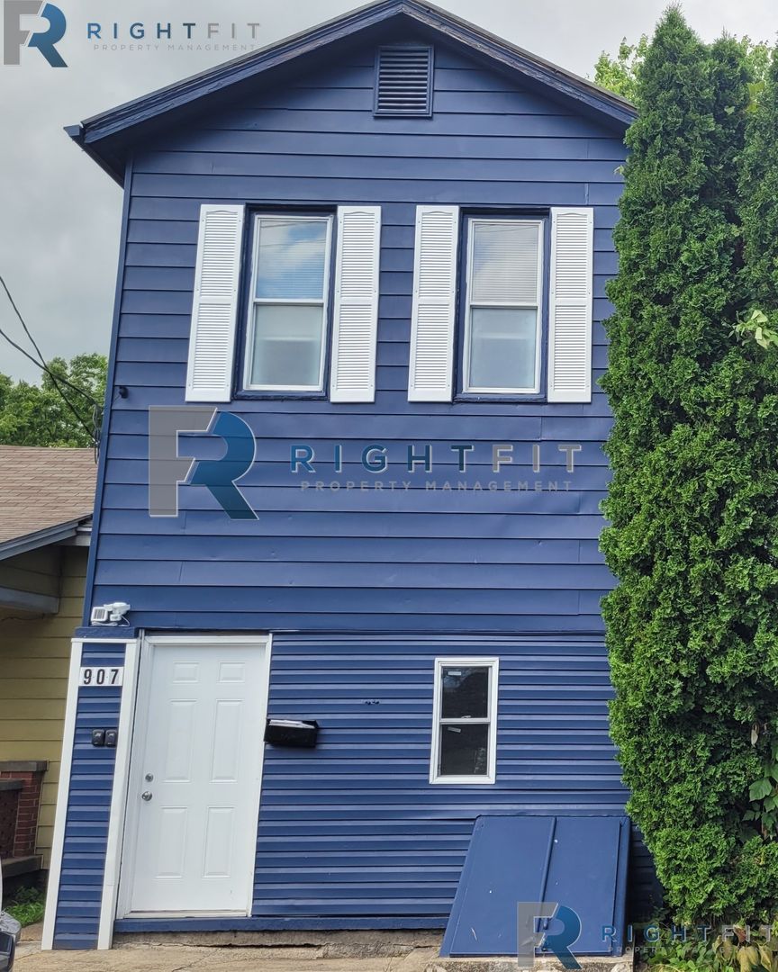 Middletown House: 907 8th Avenue