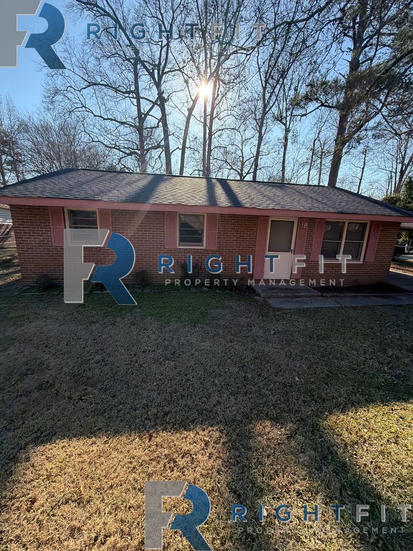 Columbus House: 4768 Wellborn Street