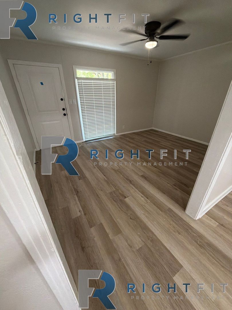 Wake Village House: 809 MacArthur Ave