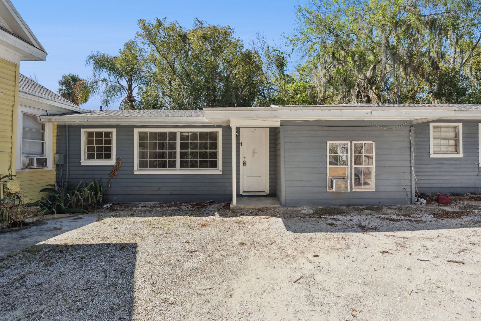 Leesburg House: 1508 W Main St